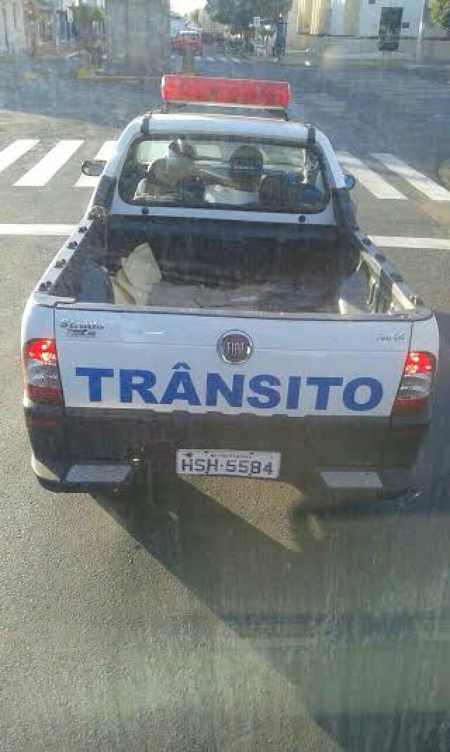 Equipe de trânsito contraria legislação e circula com veículo oficial pela cidade A legislação manda que cada ocupante de veículo automotor tenha à disposição um cinto de segurança (Foto: Divulgação)