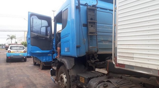 Após uma denúncia os policias encontraram o caminhão abandonado na Av. Ranulpho Marques Leal (Foto/Assessoria)
