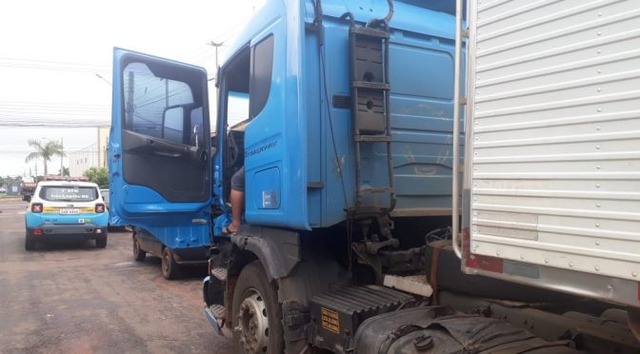 Polícia Militar de Três Lagoas recupera veículo furtado na cidade de Cassilândia Após uma denúncia os policias encontraram o caminhão abandonado na Av. Ranulpho Marques Leal (Foto/Assessoria)