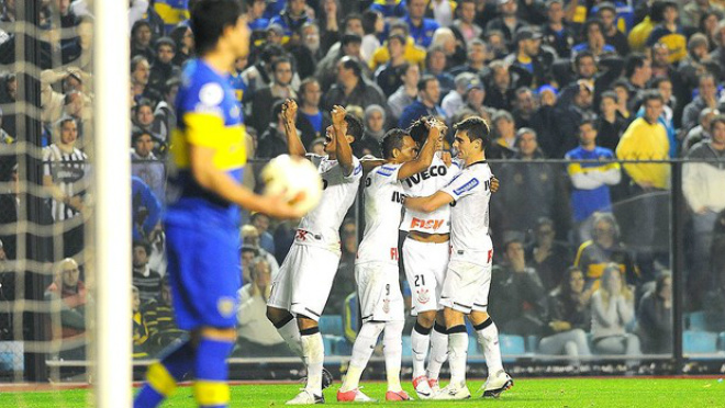 Romarinho comemora gol do Corinthians com os companheiros (Foto: Marcos Ribolli / Globoesporte.com)
