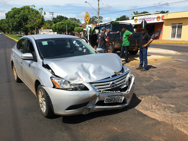 Idoso não respeita sinalização e causa acidente na Filinto Müller Homem colidiu contra um carro que seguia pela avenida (Foto: Marco Campos)