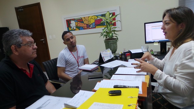 
A promotora da Infância e Adolescência, Ana Cristina Carneiro Dias, disse à reportagem que ficou animada quando a diretoria da Fibria a procurou para pautar sobre a implementação do movimento Agente do Bem no município (Foto: Thais Santos)
