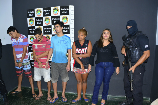 Cinco jovens que foram presos durante a Operação Rabitt durante a manhã e tarde de hoje (Foto: Assessoria)