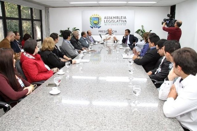 Cartórios querem revisão dos valores cobrados pelos serviços em MS Reunião dos deputados com representantes dos cartorários (Foto: Wagner Guimarães/ALMS)