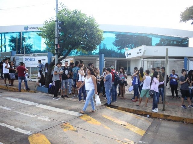 Movimento em frente à Uniderp, um dos locais onde prova do Enem foi aplicado neste ano (Foto: Paulo Francis)