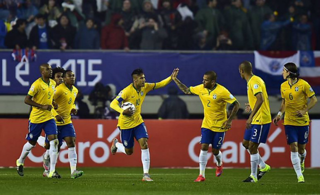 A vitória do Brasil por 3 a 0 sobre o Peru teve show de Douglas Costa Pacotão: em noite de Douglas Costa, Neymar tem lance inusitado com juiz(Foto:Divulgação)
