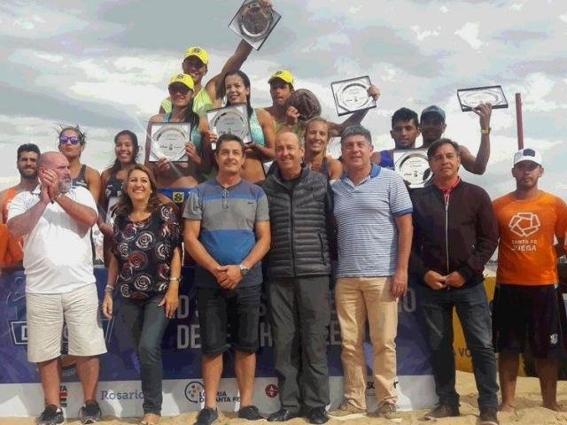 Duplas vencedoras no alto do pódio em Rosário, interior da Argentina (Foto: Divulgação)