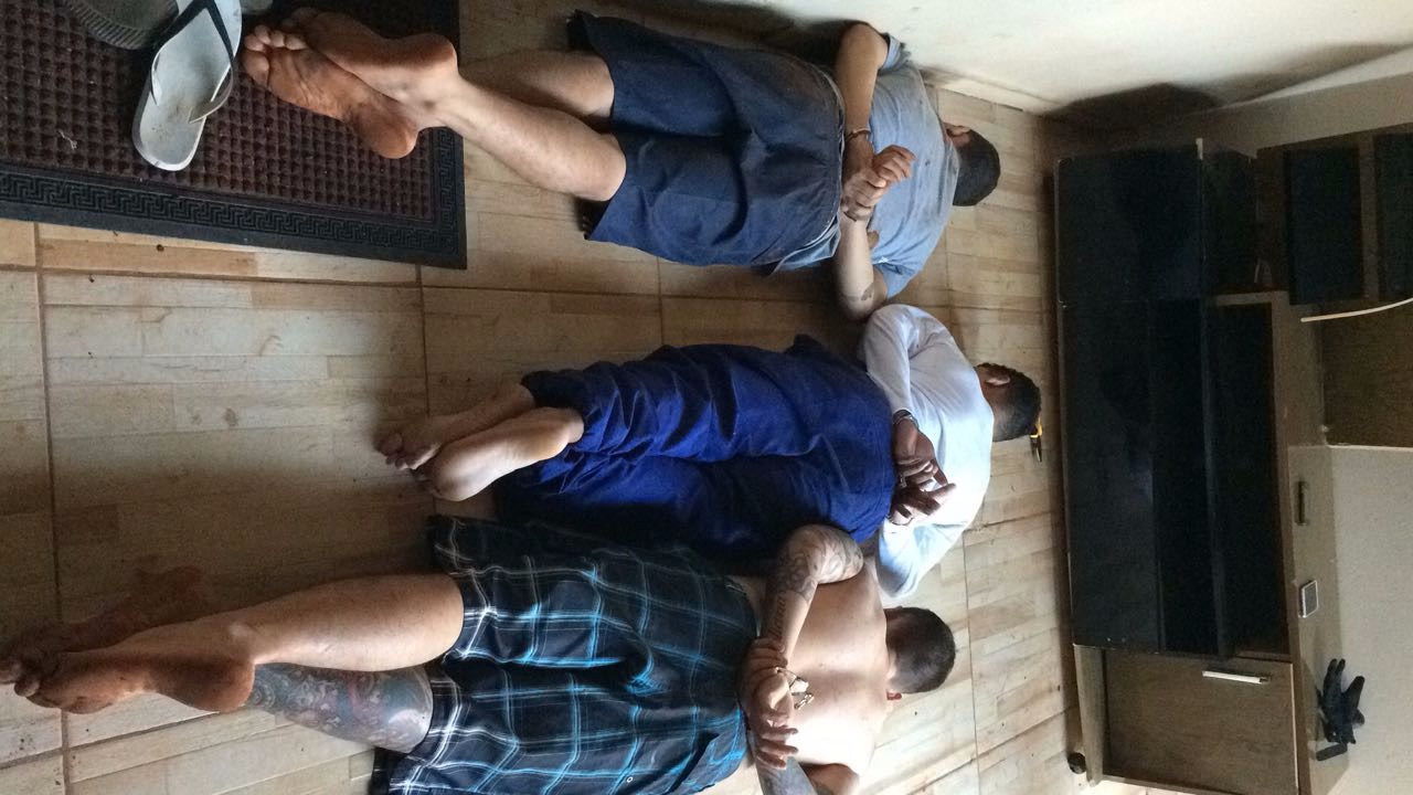 Três integrantes da quadrilha sendo presos pela Polícia Federal. (Fotos: Divulgação/ Polícia Federal). 