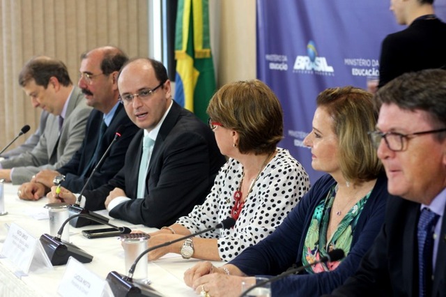 Diretrizes Curriculares para o Ensino Médio são homologadas pelo MEC Autoridades durante a coletiva de imprensa, em Brasília