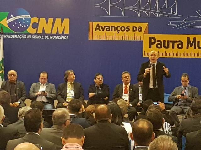Prefeitos cumprem extensa agenda em Brasília como parte da pauta municipalista Durante a mobilização, estão sendo tratados outros assuntos, como a questão do decreto do “encontro de contas previdenciárias” entre os municípios e a União (Foto/Assessoria)
