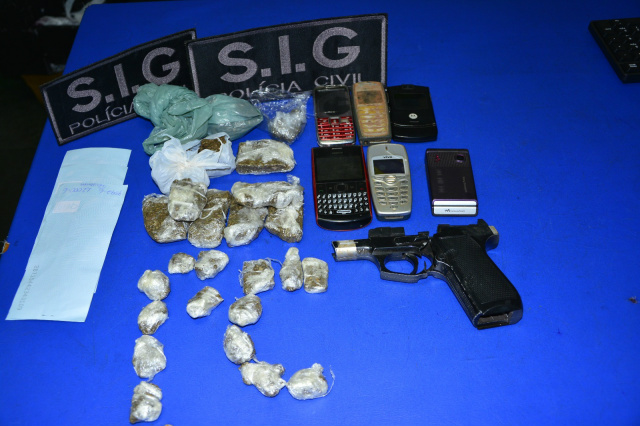 Operação Rabitt prende cinco jovens em Bataguassu durante mandado de busca domiciliar Objetos que foram localizados durante mandado de busca domiciliar e ao abordar uma das suspeitas (Foto: Assessoria)