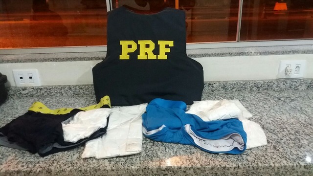 PRF prende três pessoas por tráfico de drogas em ônibus interestadual O veículo tinha 30 passageiros e três chamaram a atenção da equipe pelo nervosismo (Foto:Assessoria)