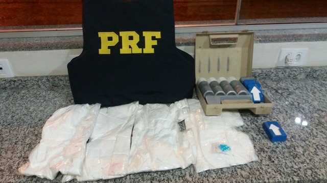 PRF prende três pessoas por tráfico de drogas em ônibus interestadual PRF prende três pessoas por tráfico de drogas em ônibus interestadual