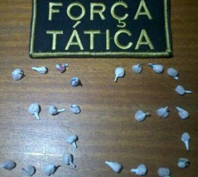 Foi realizada a abordagem e o autor veio a tentar engolir uma trouxa contendo em seu interior 25 (vinte e cinco) trouxinhas de substâncias análogas e com odor de crack, com peso de 8,2 gramas (Foto: Policia Militar)