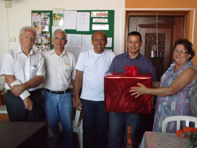 Rotary contempla “Operárias do Amor” com máquina de bordado A máquina será utilizada pelas 38 voluntárias da equipe, que produz roupas cozinha e banho, manuais (Foto: Divulgação/Assecom)