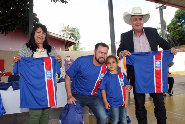 Prefeitura entrega novos uniformes aos alunos da Rede Municipal de Ensino de Três Lagoas O prefeito Angelo Guerreiro ressaltou que a padronização da logomarca oficial do município, bem como a fixação das cores da bandeira como padrão. (Foto: Assessoria)