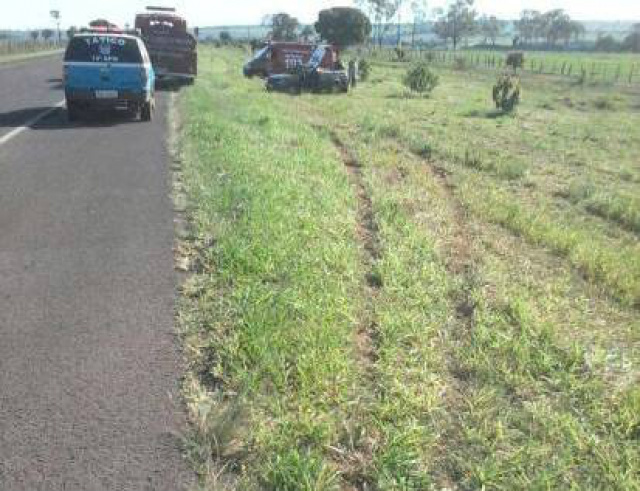 Após inúmeras diligências, os policiais foram informados por uma equipe do Corpo do Corpo de Bombeiros sobre o capotamento de um veículo com as mesmas características do veículo roubado (Foto: Policia Militar)