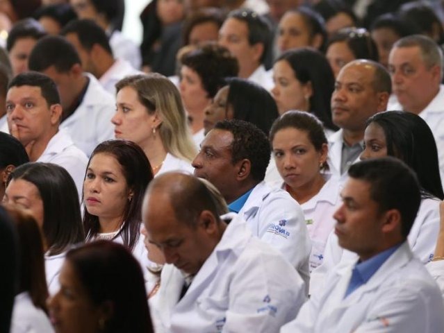 Com 115 vagas em MS, Mais Médicos abre inscrições para substituir cubanos Médicos cerimônia de anúncio da prorrogação da permanência dos médicos brasileiros formados no exterior e estrangeiros no Programa Mais Médicos (Foto: Lula Marques/Agência PT)