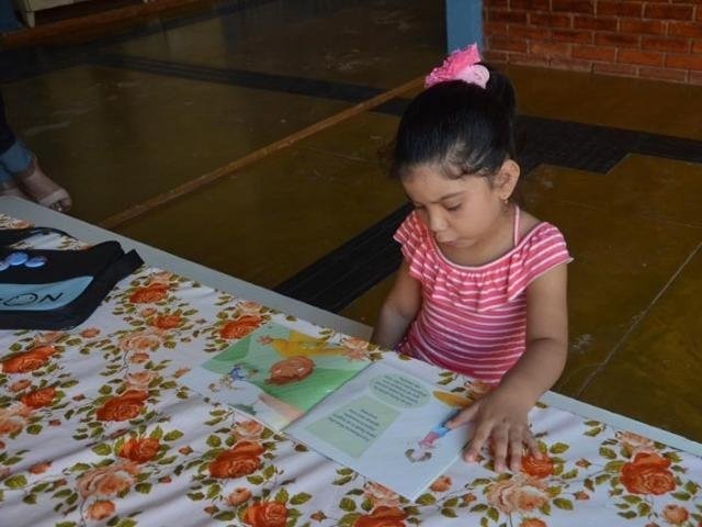 Menina aprendeu a ler e escrever antes dos 3 anos. (Foto: Luiz Guido Júnior)
