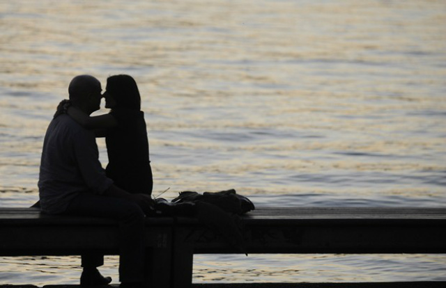 Casal se beija em foto de 2009; estudo concluiu que sexo uma vez por semana é suficiente para felicidade conjugal (Foto: AFP Photo/Sebastien Bozon)