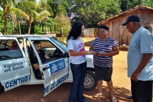 Equipe do CCZ percorre lotes do Cinturão Verde para vacinar cães e gatos contra a raiva Foto: Assessoria