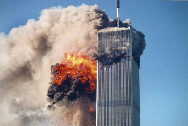 Terroristas abalaram o mundo com a derrubada das torres gêmeas dos EUA Os aviões explodiram ao se chocarem contra as torres, que cerca de duas horas depois cairam (Foto: Wikipédia)
