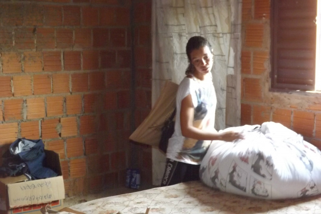 Alcinéia, que estava em casa sozinha com o filho, retirou os pertences às pressas enquanto esperava o marido chegar para retirar as telhas, portas e janelas da casa (Foto: Edivelton Kologi)