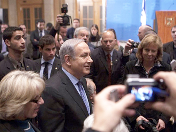 Primeiro-ministro israelense Benjamin Netanyahu no saguão do hotel onde concedeu a coletiva. (Foto: France Presse)