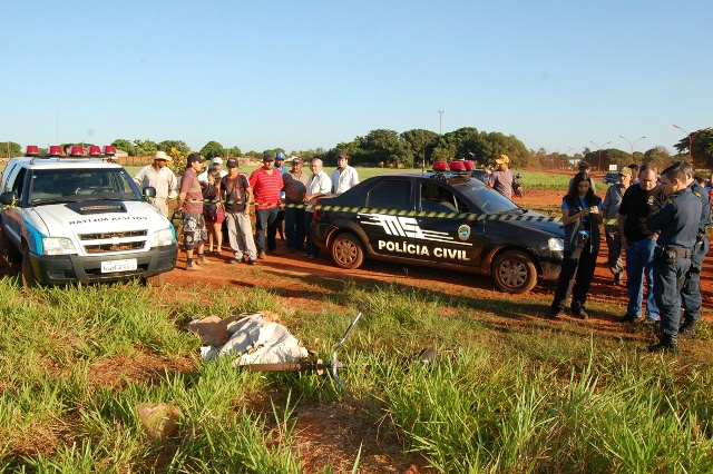 O corpo da vítima foi encontrado em um terreno baldio (Foto: Ivinoticias)
