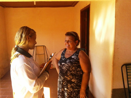 Ações de combate à dengue são intensificadas no bairro Paranapugá Equipes da Secretaria Municipal de Saúde orientam moradores quanto à eliminação de possíveis focos (Foto: Assecom)