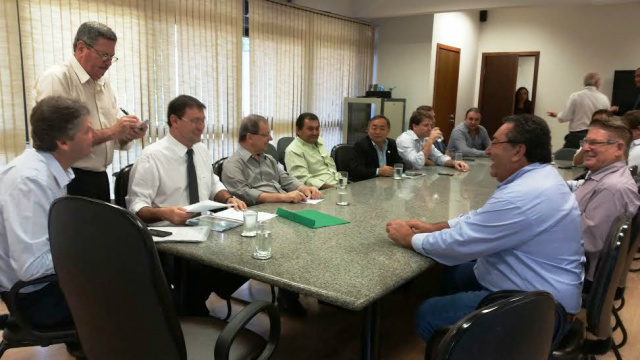 Liderados pela Fecomércio, representantes da entidades do setor aguardam a chegada do governador, em seu gabinete (Foto: Divulgação/Fecomércio)