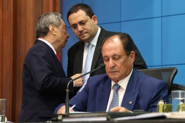 Autores da lei George Takimoto (MDB) e Márcio Fernandes (MDB), ao lado do deputado Zé Teixeira (DEM), durante sessão (Foto: Victor Chileno/ALMS)