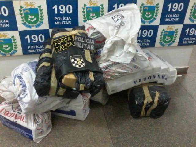 PM de Paranaíba prende cinco pessoas por tráfico de 270 kg de maconha Os policiais militares receberam uma informação de que estaria passando por Paranaíba três veículos carregados de drogas (Foto: Policia Militar)