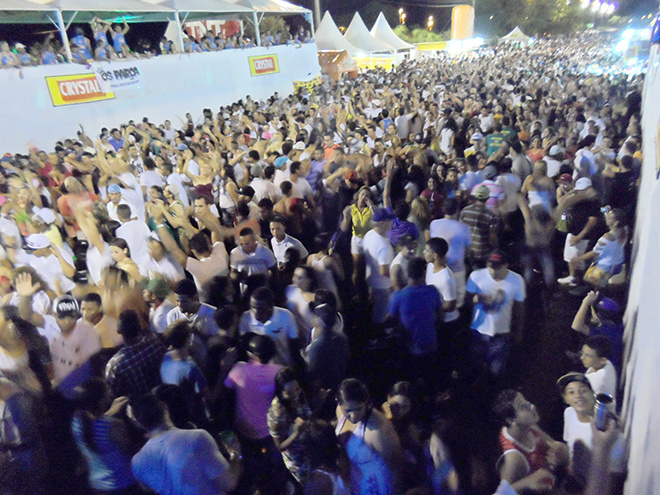 Multidão entre os camarotes do Epifolia 2013 (Foto: Nelson Roberto)