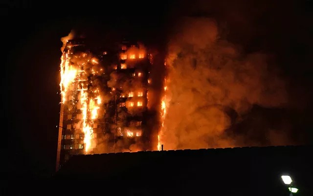 Incêndio atinge prédio de 24 andares e deixa 6 mortos em Londres Outra imagem do incêndio feito por um morador da região (Foto: Giulio Thuburn / via AFP Photo)