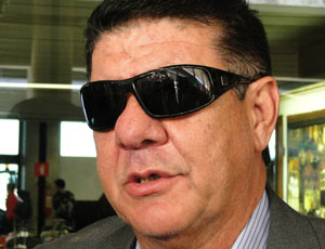 Joel Santana desembarca motivado a levar o Cruzeiro à Taça Libertadores Novo técnico do Cruzeiro, Joel Santana, chega a BH
(Foto: Fernando Martins Y Miguel / Belo Horizonte)