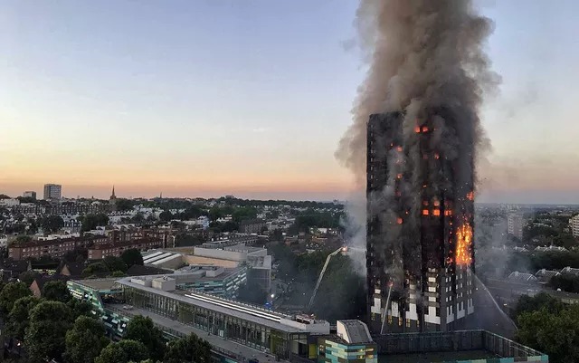 Incêndio atinge prédio de 24 andares e deixa 6 mortos em Londres Fogo em prédio durante o amenhcer em Londres (Foto: Natalie Oxford / AFP Photo)