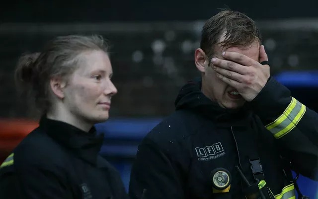 Incêndio atinge prédio de 24 andares e deixa 6 mortos em Londres Bombeiros durante trabalho de combate às chamas (Foto: Daniel Leal-Olivas / AFP Photo)