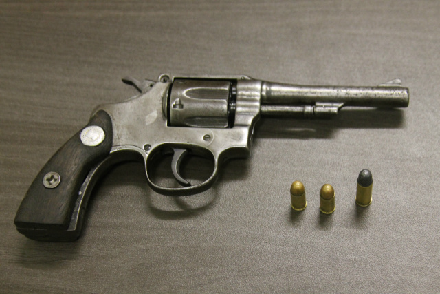 Três munições intactas e revólver calibre 32 encontrados com um dos acusados. (Foto: Lucas Gustavo).