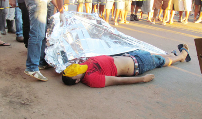 Corpo de Paulo Henrique Roseno dos Santos foi coberto pela Perícia Técnica da Polícia Civil (Foto: Perfil News)