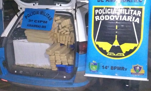 Após duas perseguições, PMR apreende 473 Kg de maconha em Amambaí Droga foi encontrada em um veículo abandonado em um milharal (PMR/Divulgação)