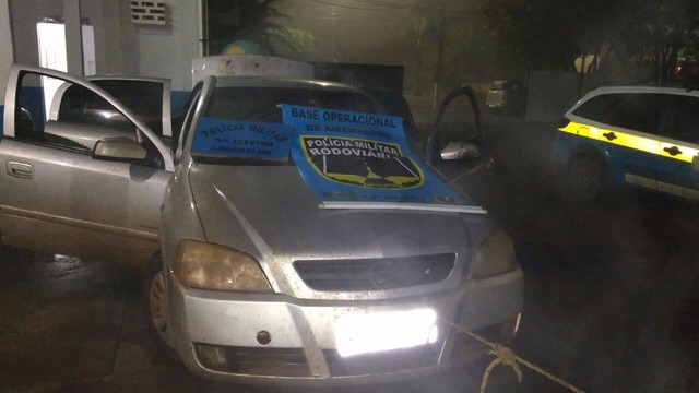 Após duas perseguições, PMR apreende 473 Kg de maconha em Amambaí Após ser perseguido, motorista abandonou o carro e se escondeu na lavoura de milho (PRE/Divulgação)