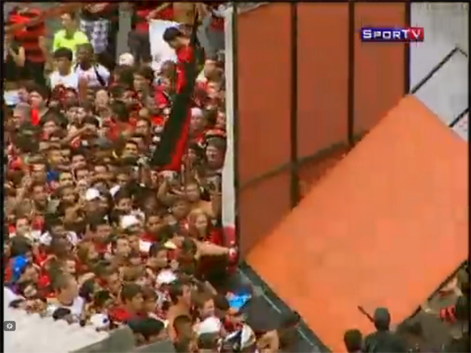 ...e conseguem derrubá-lo (Foto: Reprodução/SporTV)