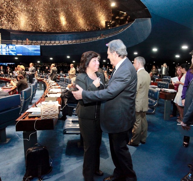 A presidente do Instituto Vidas Raras, Regina Garcia agradeceu ao senador Waldemir Moka pela atuação que resultou na aprovação do projeto (Foto: Assessoria)