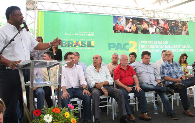 Delcídio destaca união da bancada em favor do MS Delegado João Grandão agradeceu o apoio dos deputados e senadores que ajudaram a viabilizar equipamentos para a agricultura familiar (Foto: Divulgação/Assecom)