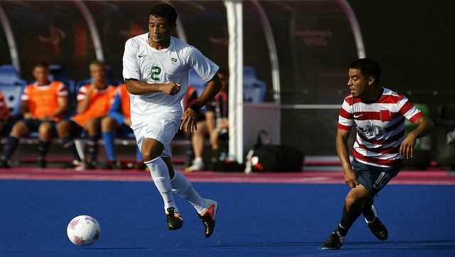 Ronaldo (branco) é um dos jogadores do Estado garantidos no amistoso (Foto: Divulgação)
