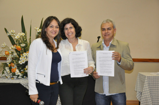 Prefeita Marcia Moura ao lado da promotora Ana Cristina Carneiro Dias e do presidente da câmara Jorginho do Gás (Foto: Assessoria de Comunicação)