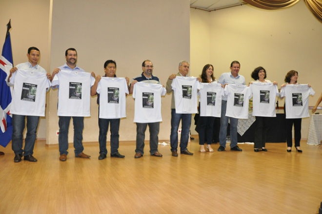 Autoridades presentes exibem a camiseta do Fórum de Discussão e Prevenção às Drogas (Foto: Assessoria de Comunicação)