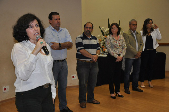 Prefeita Marcia Moura discursa ao lado do deputado estadual Eduardo Rocha e de outras autoridades (Foto: Assessoria de Comunicação)