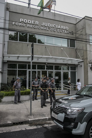 Policiais em frente ao Fórum do Butantã, invadido na quarta-feira por homem que fez juíza refém (Foto: Taba Benedicto/Folhapress)